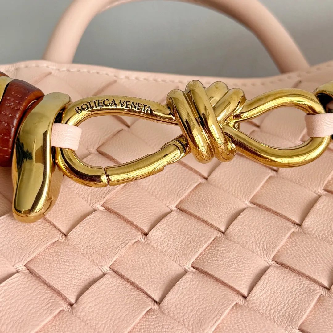 The new Andiamo batch of 3060 BV is shipped‼ ️The classic intercciato weaving process is used to create a soft bag, the metal knot is made of micro-cast aluminum using jewelry technology🪢, and the decorative beads are made of metal and hand-polished oak, allowing you to jump repeatedly between elegance and fun💃, making it unpredictable. Classic and versatile, it shows off your temperament, and the bag has a large capacity, making it very convenient for daily commuting! It has a variety of carrying methods, the shoulder straps can be adjusted by yourself, the original lambskin feels soft and delicate, and the unisex style breaks gender boundaries and brings a more practical and long-lasting use experience. The Andiamo, which has both elegant and casual styles, perfectly interprets the "fashionable old money style". Style number: 743568+wood hardware Color: Lotus root powder Size: 25*22*10.5cm